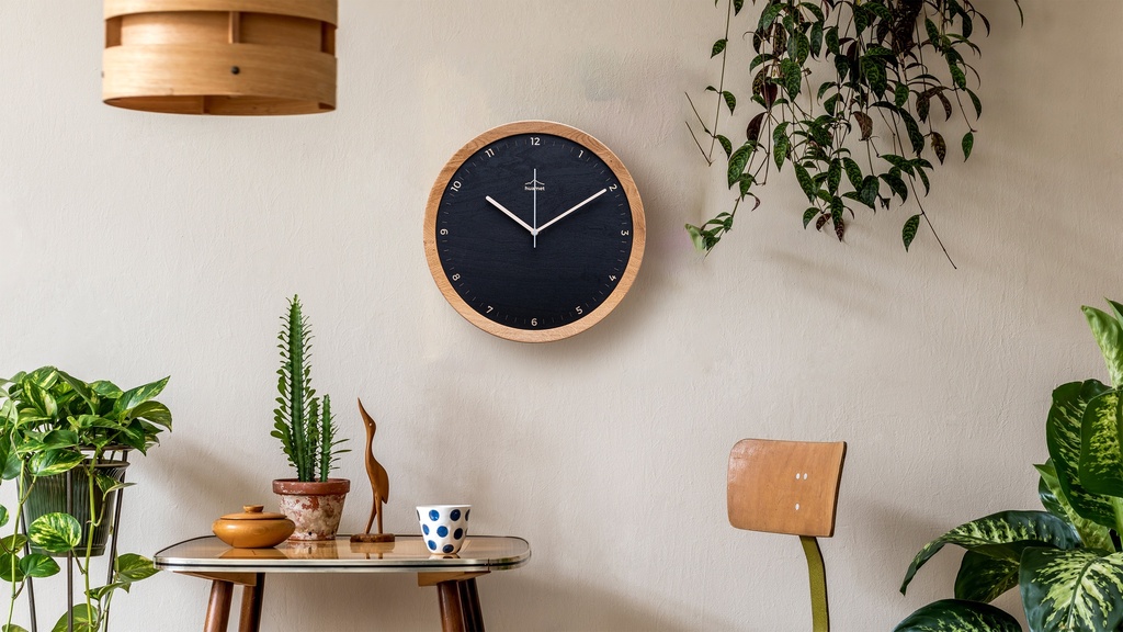 Black - Wanduhr aus massiven Eichenholz